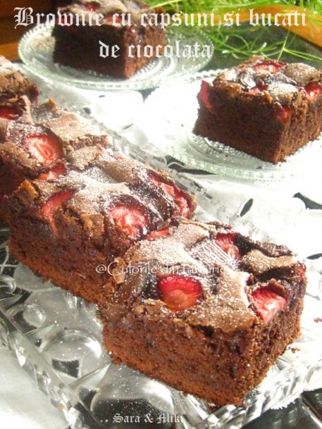 Brownie-cu- capsuni-si-bucati-de-ciocolata-1