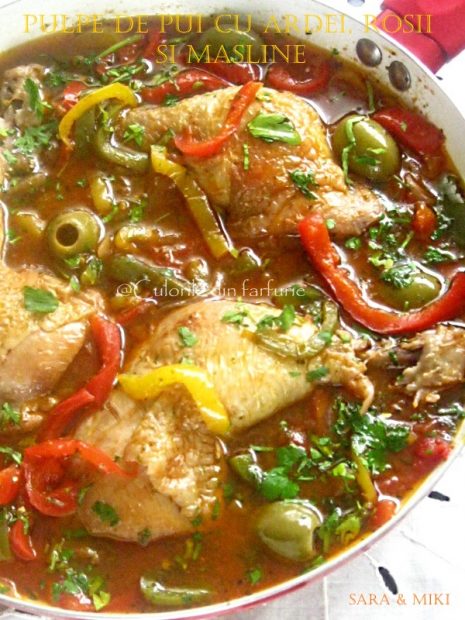 Pulpe-de pui-cu-ardei-rosii-si-masline-3