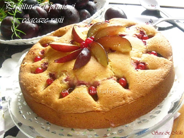 Prajitura-cu-prune-si-coacaze-rosii-4-1