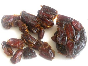 1. Se curata curmalele de samburi.    