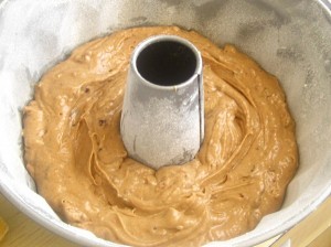 6. Se adauga aluatul inchis in forma tapetata.     