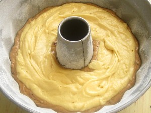 7. Se pune deasupra aluatul alb.    