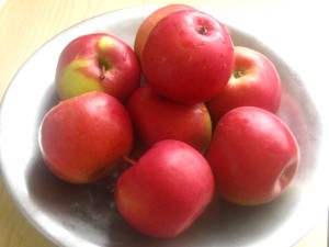 1. Avem nevoie de mere frumoase si sanatoase.      