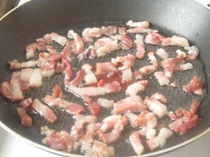 2. Se distuie baconul. 